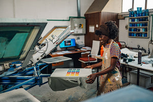 How to customize T-shirts with screen printing?